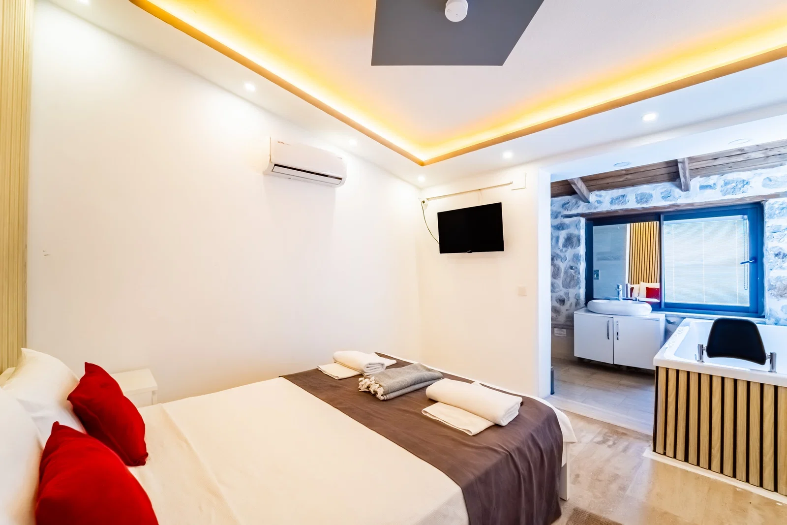 Patara’da Korunaklı, Kapalı Isıtmalı Havuzlu, Jakuzili, Ekonomik Villa