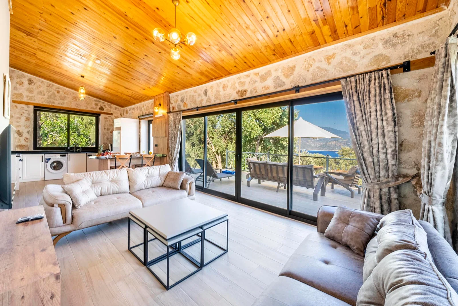 Yeşilköy’de Deniz Manzaralı, Özel Havuzlu, 2 Kişilik, Kiralık Villa