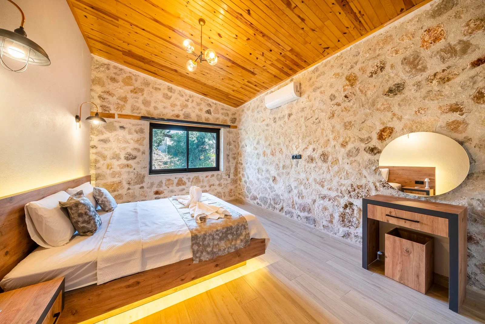 Yeşilköy’de Deniz Manzaralı, Özel Havuzlu, 2 Kişilik, Kiralık Villa