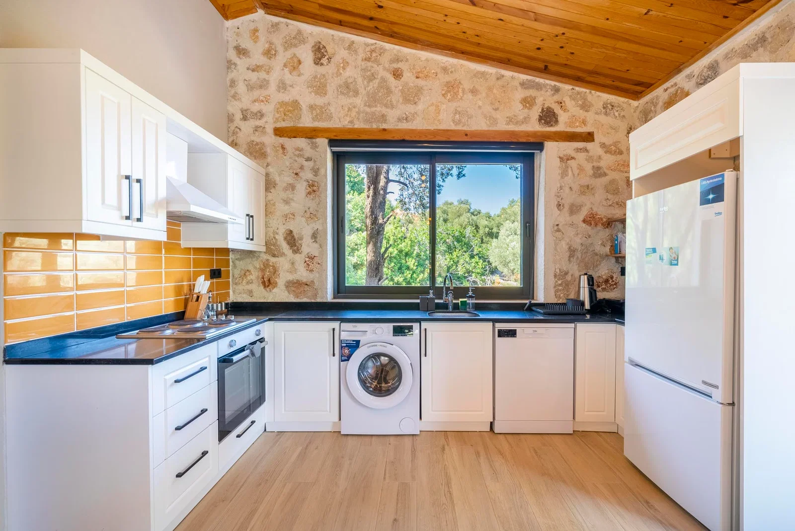 Yeşilköy’de Deniz Manzaralı, Özel Havuzlu, 2 Kişilik, Kiralık Villa