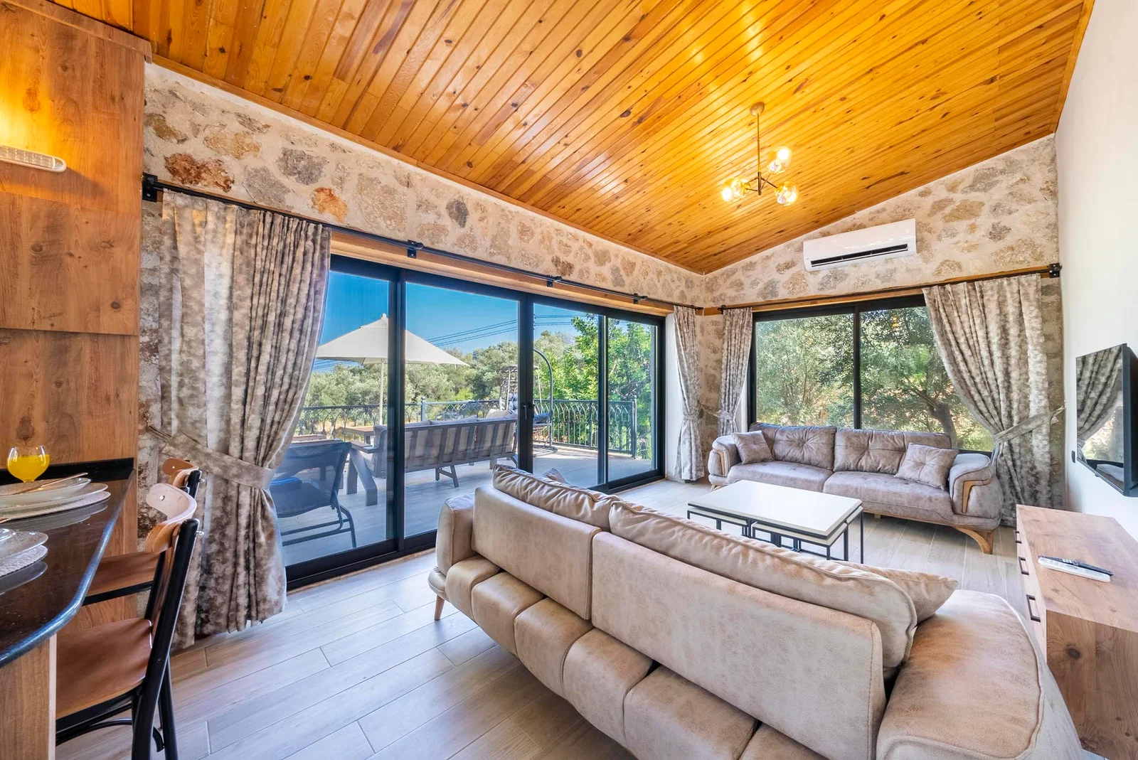 Yeşilköy’de Deniz Manzaralı, Özel Havuzlu, 2 Kişilik, Kiralık Villa