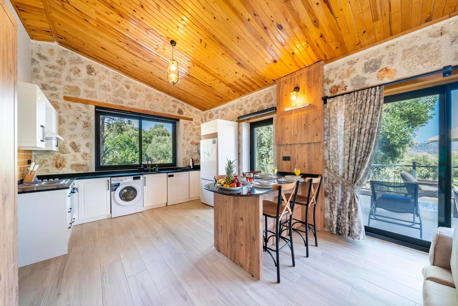 Yeşilköy’de Deniz Manzaralı, Özel Havuzlu, 2 Kişilik, Kiralık Villa