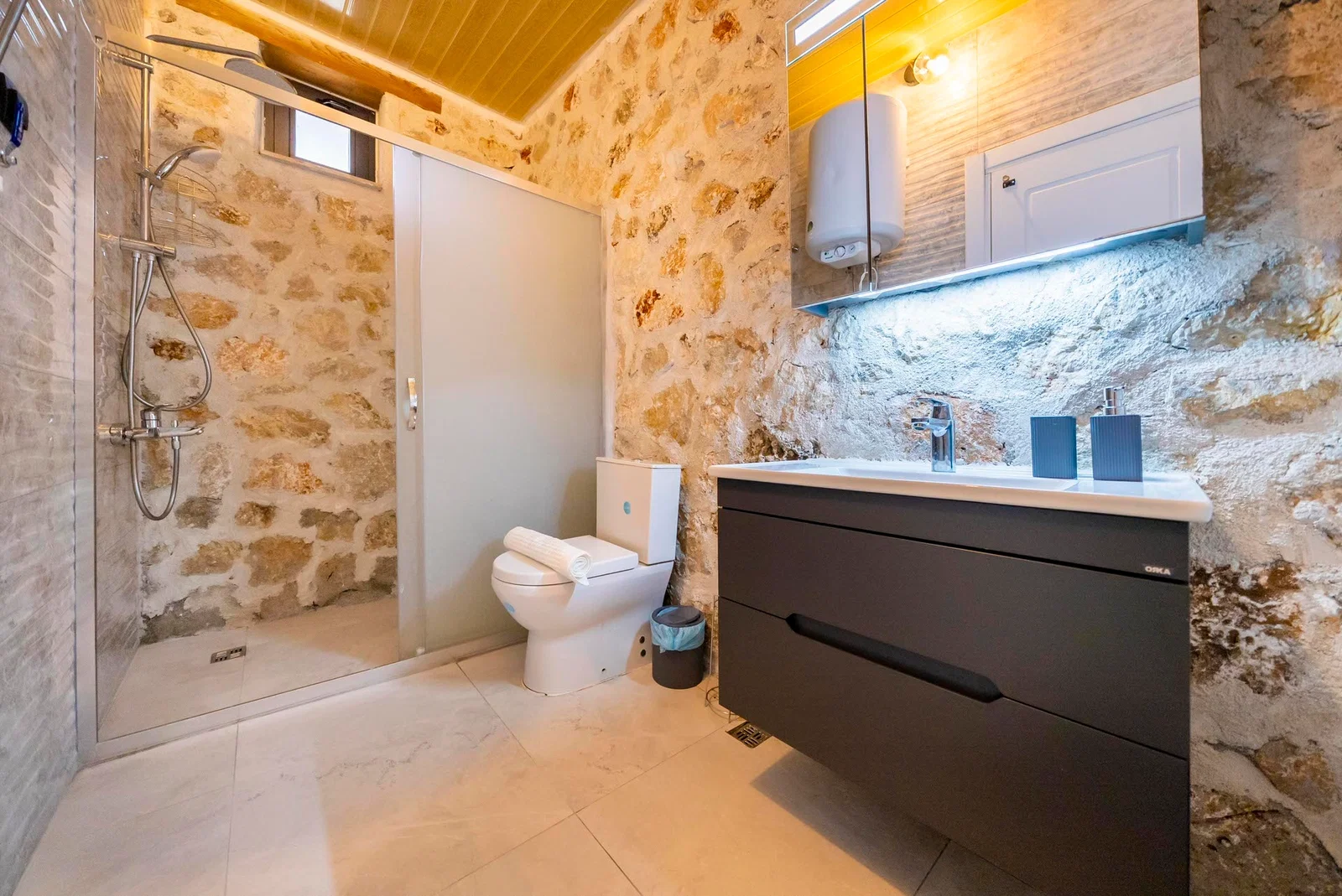 Yeşilköy’de Deniz Manzaralı, Özel Havuzlu, 2 Kişilik, Kiralık Villa