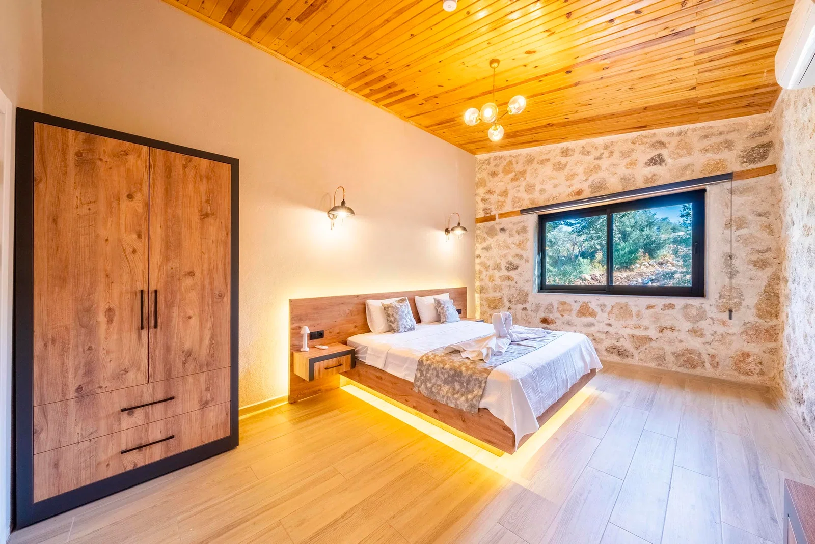 Yeşilköy’de Deniz Manzaralı, Özel Havuzlu, 2 Kişilik, Kiralık Villa