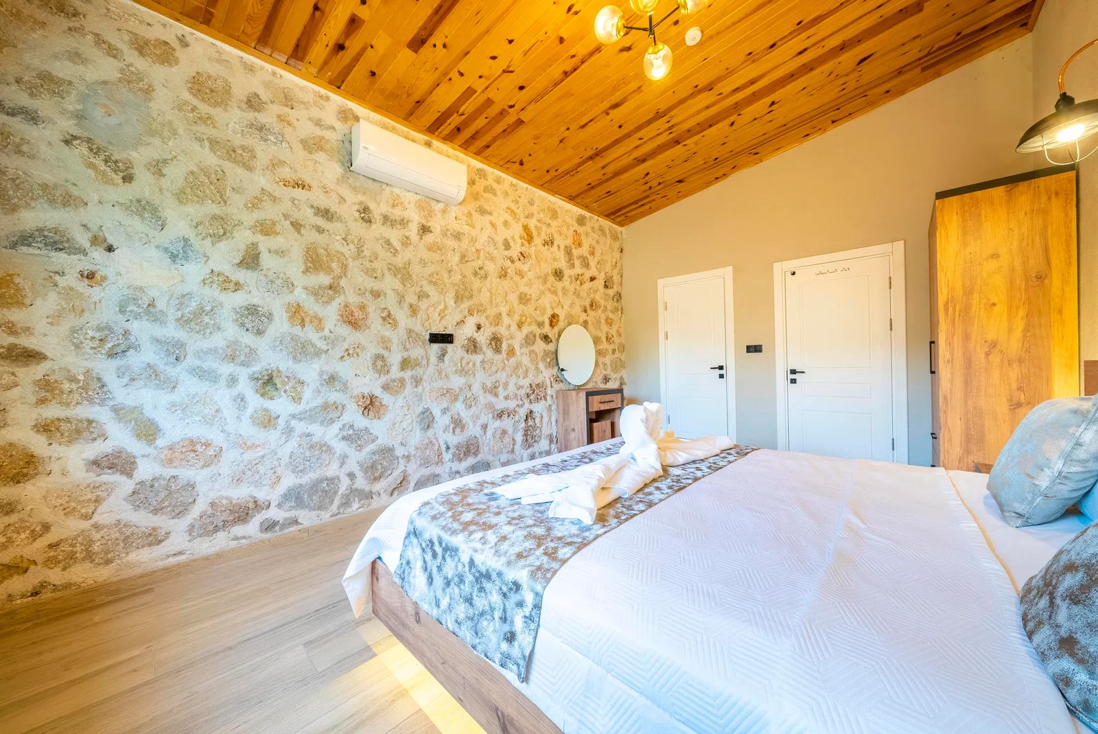 Yeşilköy’de Deniz Manzaralı, Özel Havuzlu, 2 Kişilik, Kiralık Villa