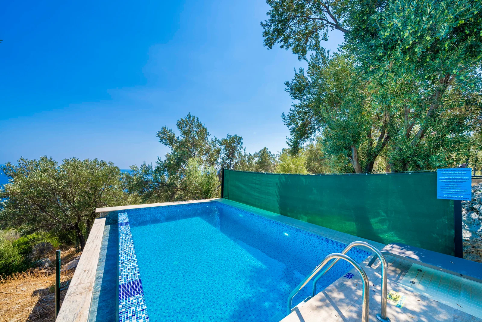 Yeşilköy’de Deniz Manzaralı, Özel Havuzlu, 4 Kişilik, Kiralık Villa
