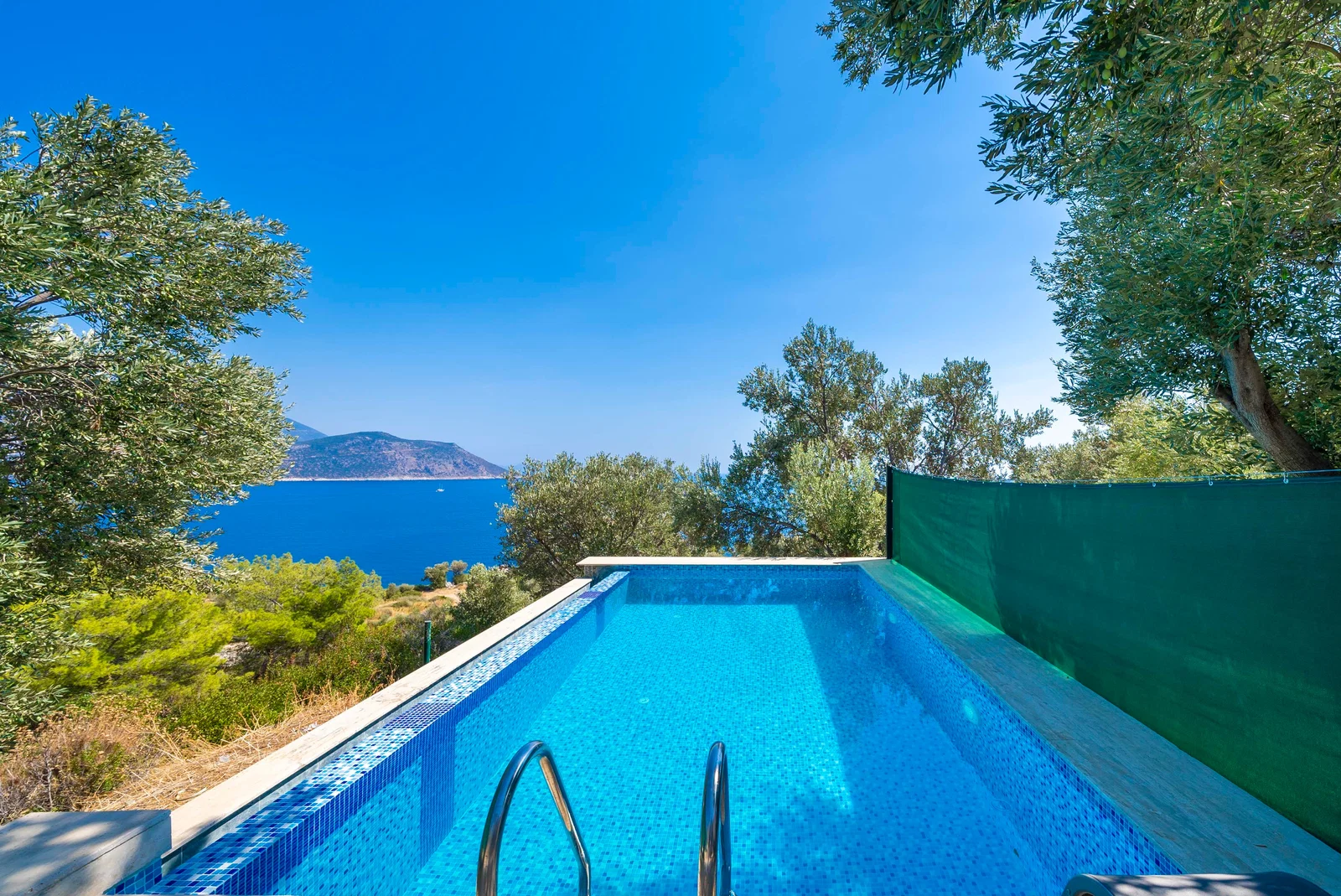 Yeşilköy’de Deniz Manzaralı, Özel Havuzlu, 4 Kişilik, Kiralık Villa