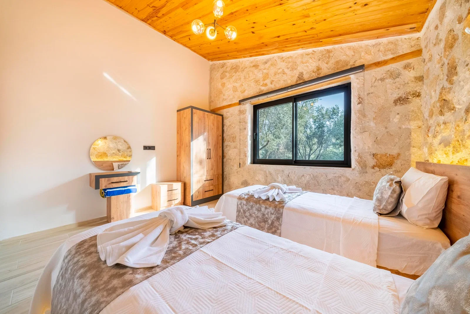 Yeşilköy’de Deniz Manzaralı, Özel Havuzlu, 4 Kişilik, Kiralık Villa