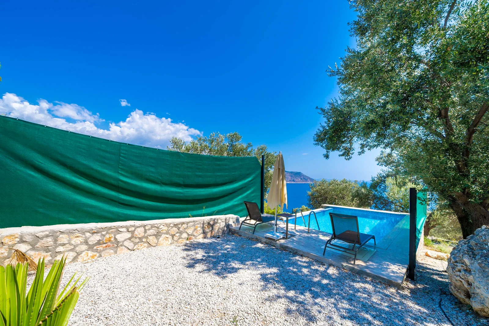 Yeşilköy’de Deniz Manzaralı, Özel Havuzlu, 4 Kişilik, Kiralık Villa