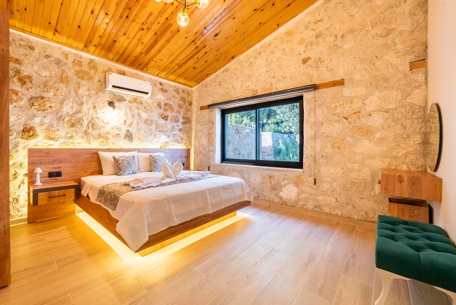 Yeşilköy’de Deniz Manzaralı, Özel Havuzlu, 4 Kişilik, Kiralık Villa
