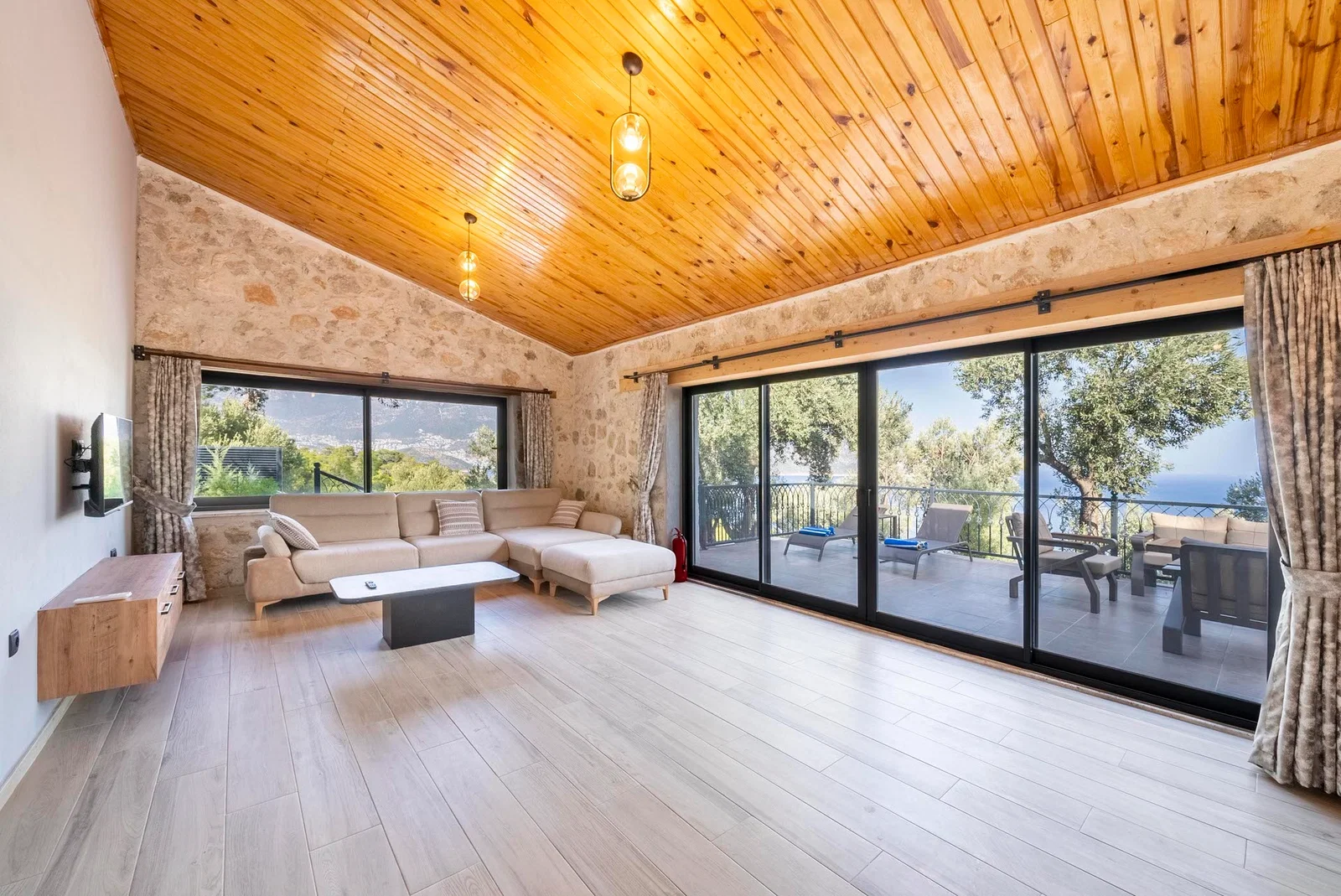 Yeşilköy’de Deniz Manzaralı, Özel Havuzlu, 4 Kişilik, Kiralık Villa