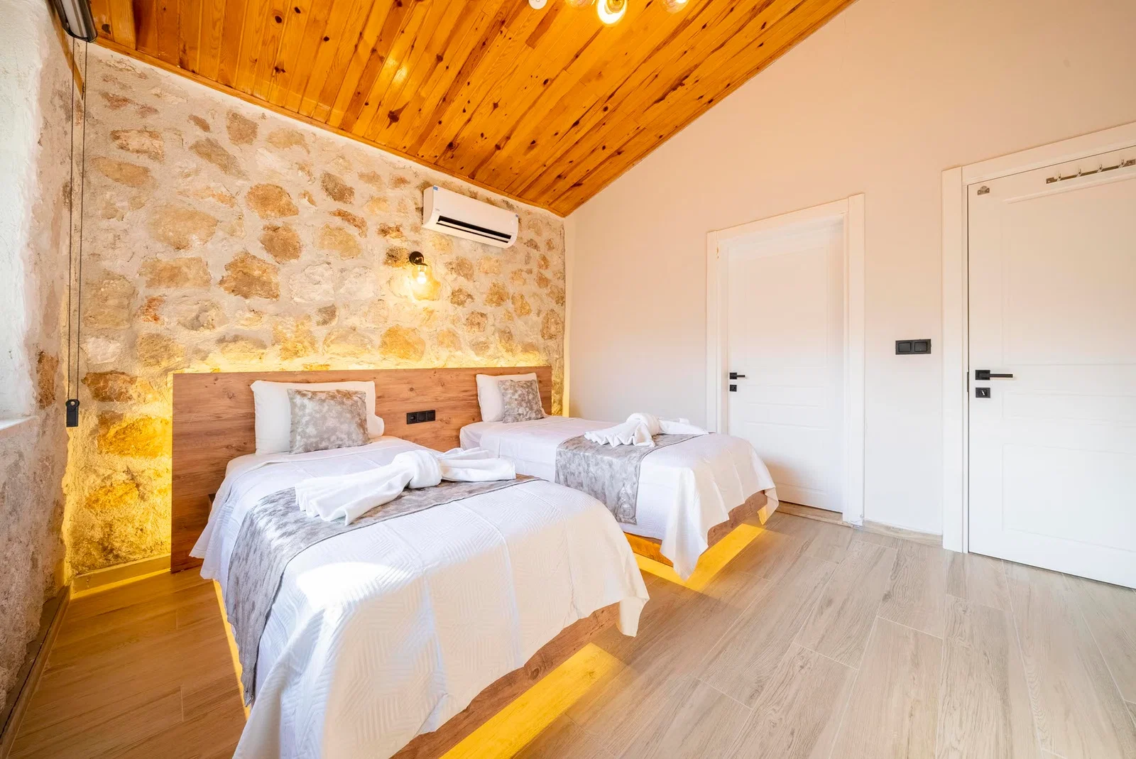 Yeşilköy’de Deniz Manzaralı, Özel Havuzlu, 4 Kişilik, Kiralık Villa