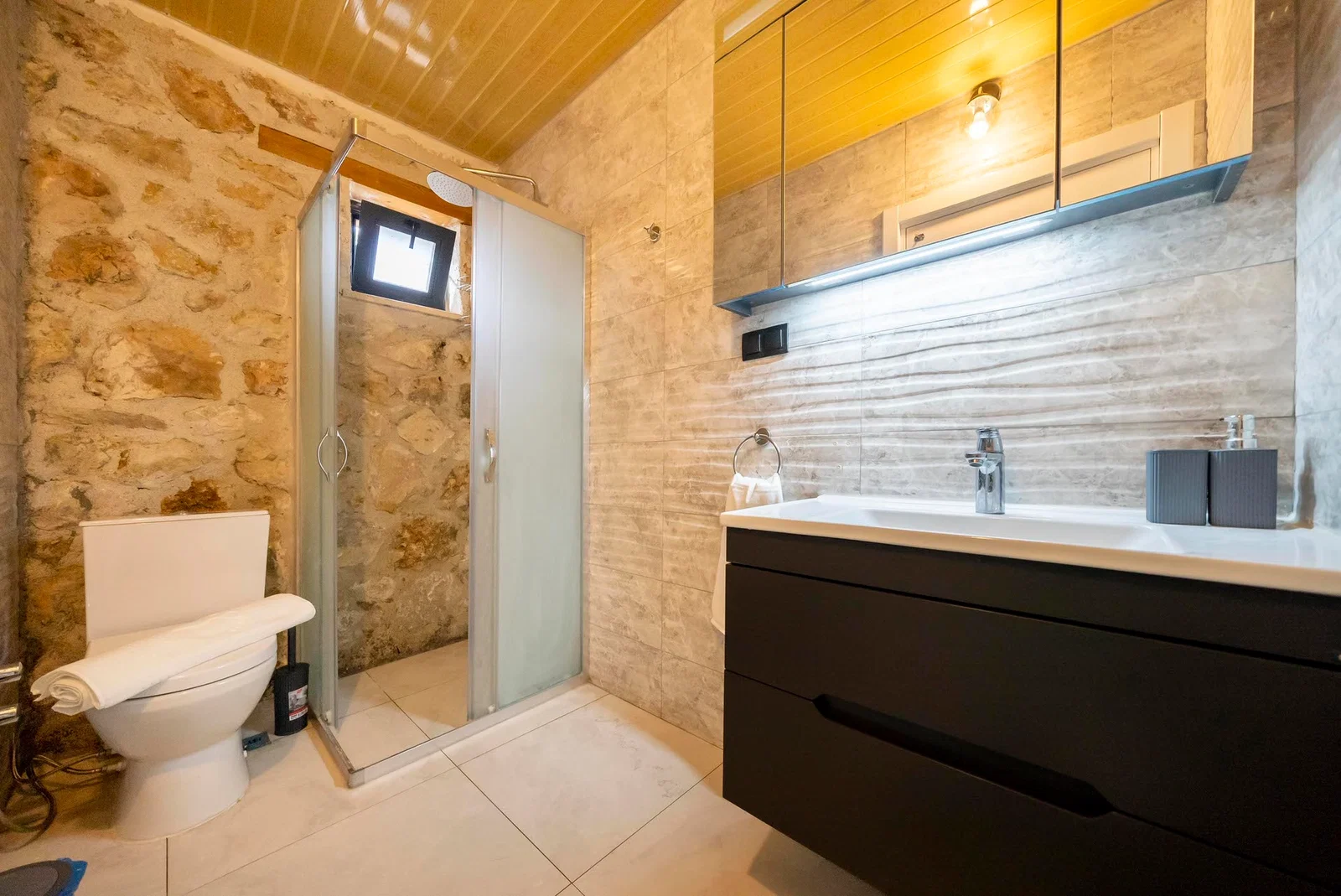 Yeşilköy’de Deniz Manzaralı, Özel Havuzlu, 4 Kişilik, Kiralık Villa