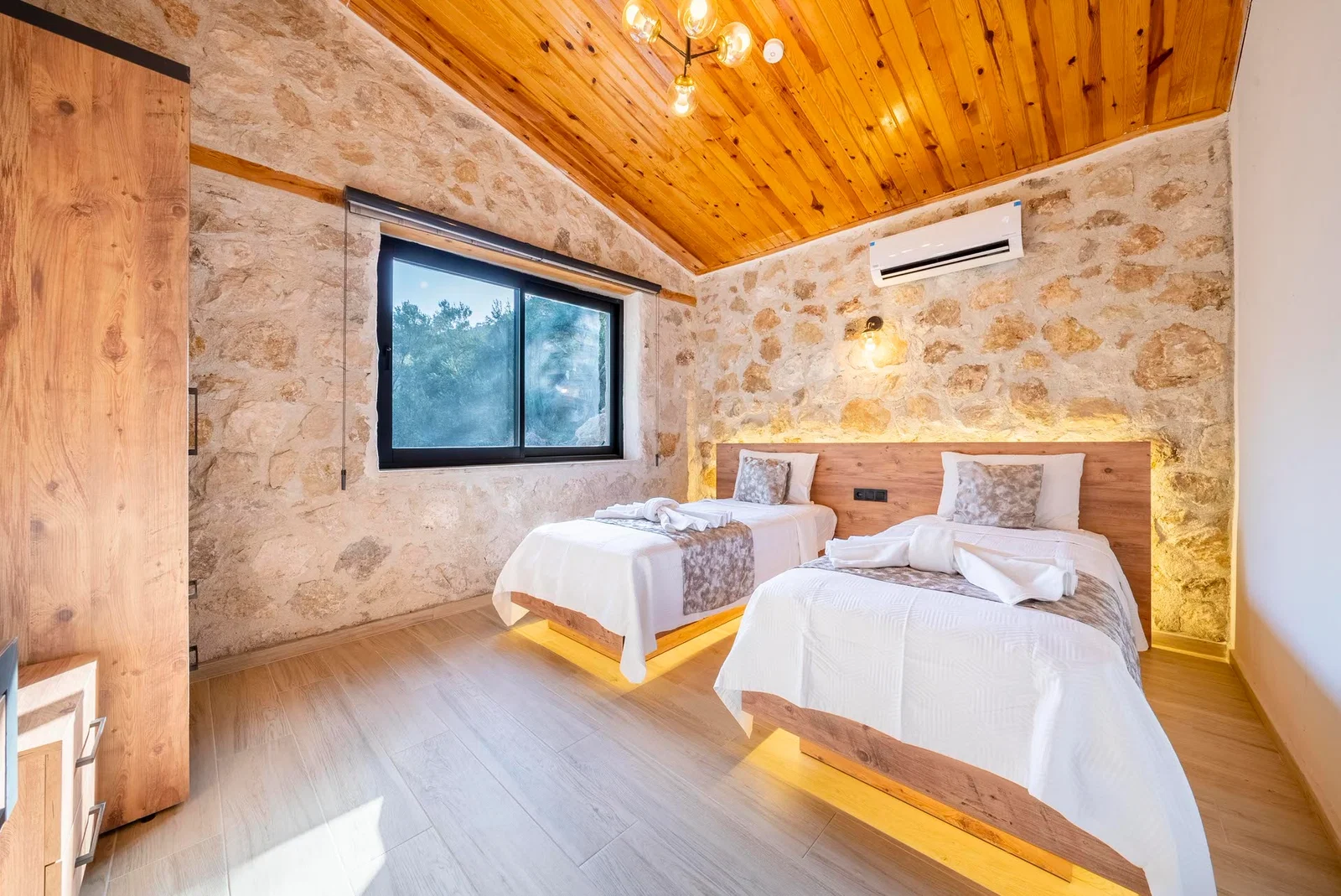 Yeşilköy’de Deniz Manzaralı, Özel Havuzlu, 4 Kişilik, Kiralık Villa
