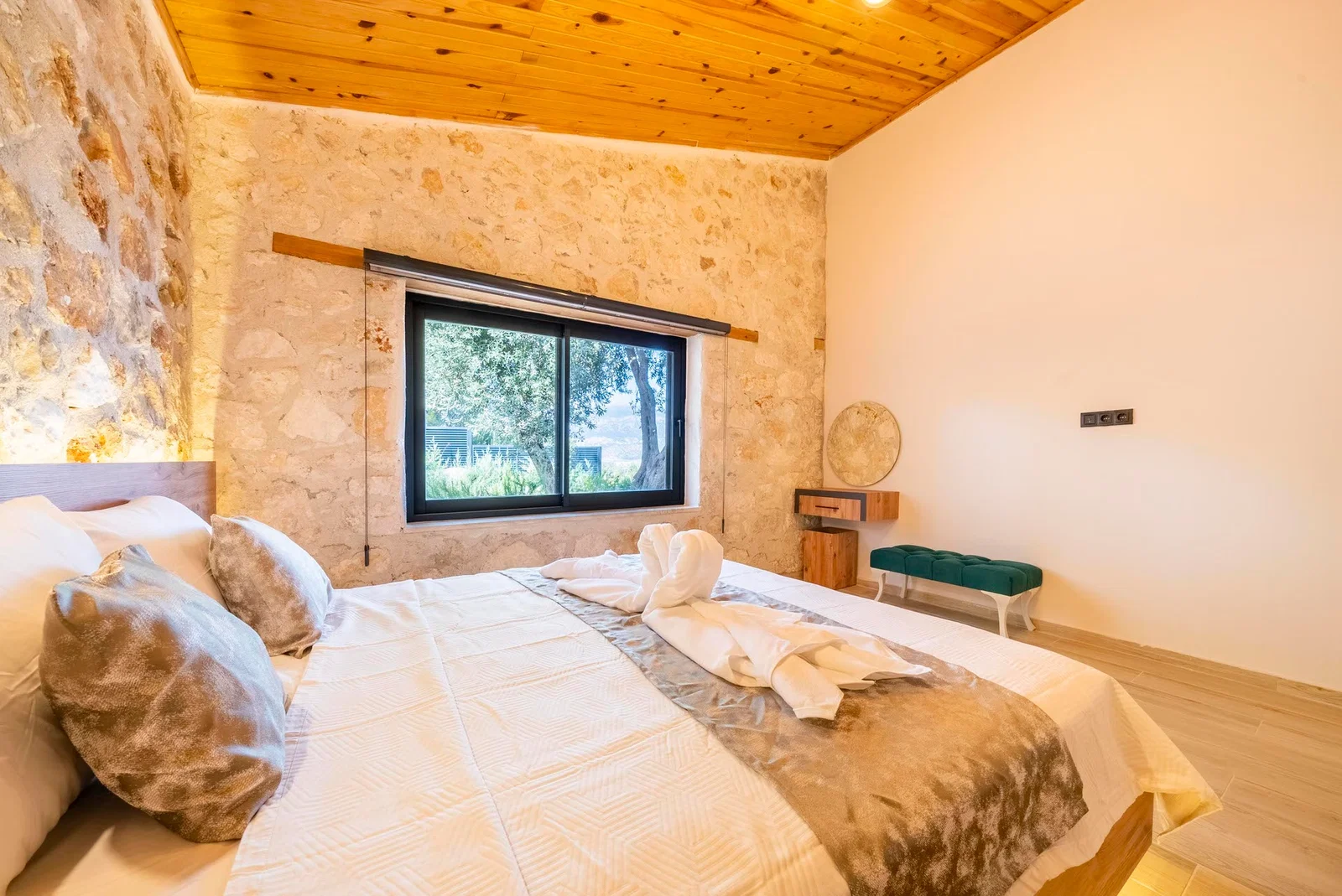Yeşilköy’de Deniz Manzaralı, Özel Havuzlu, 4 Kişilik, Kiralık Villa