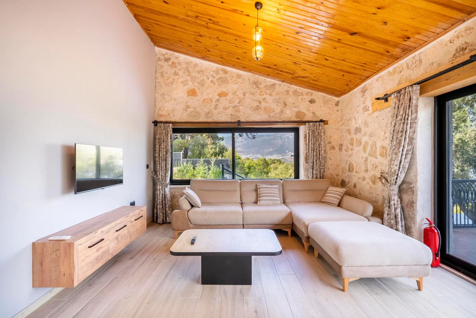 Yeşilköy’de Deniz Manzaralı, Özel Havuzlu, 4 Kişilik, Kiralık Villa