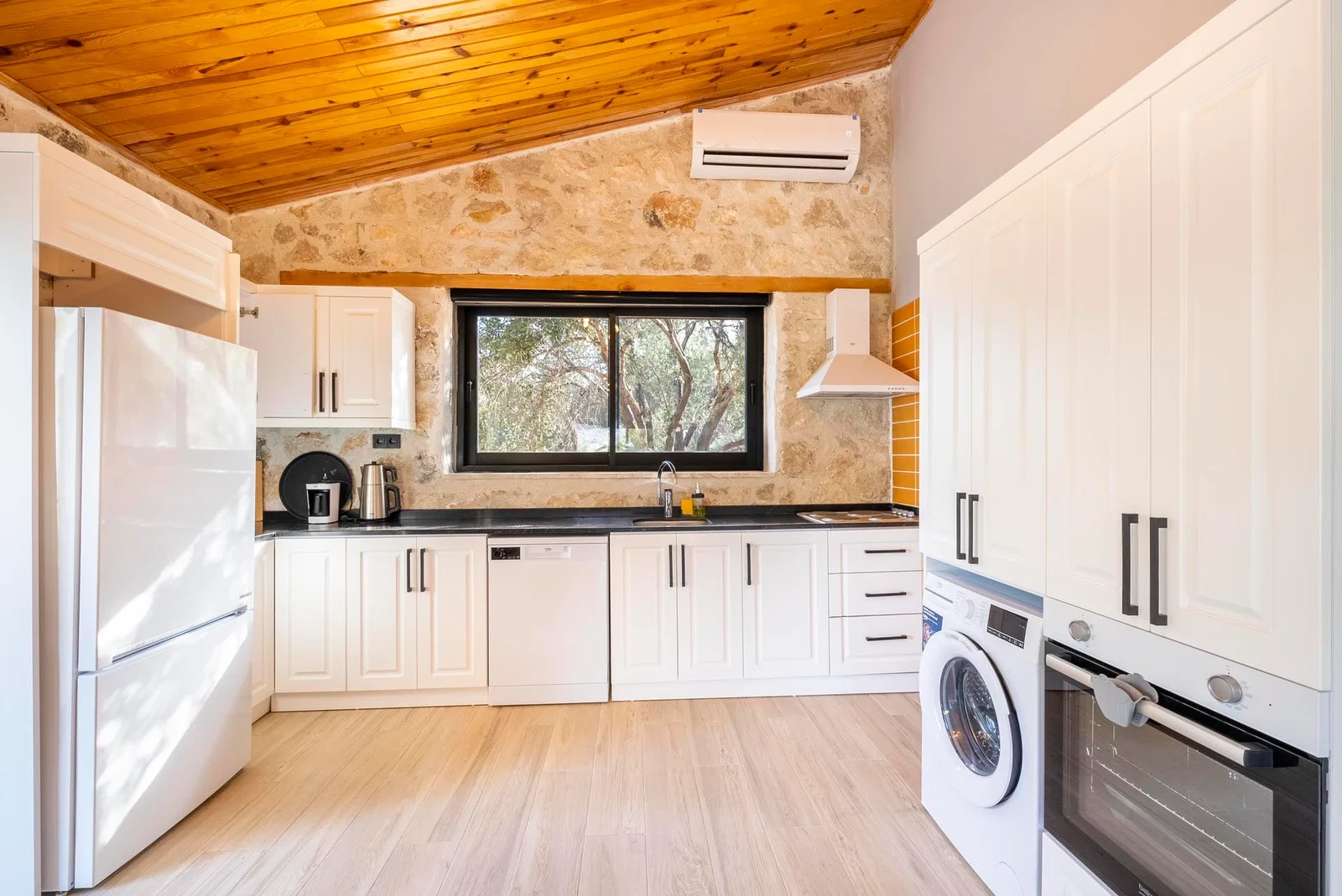 Yeşilköy’de Deniz Manzaralı, Özel Havuzlu, 4 Kişilik, Kiralık Villa