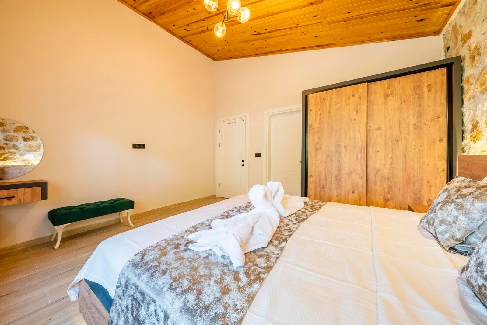 Yeşilköy’de Deniz Manzaralı, Özel Havuzlu, 4 Kişilik, Kiralık Villa