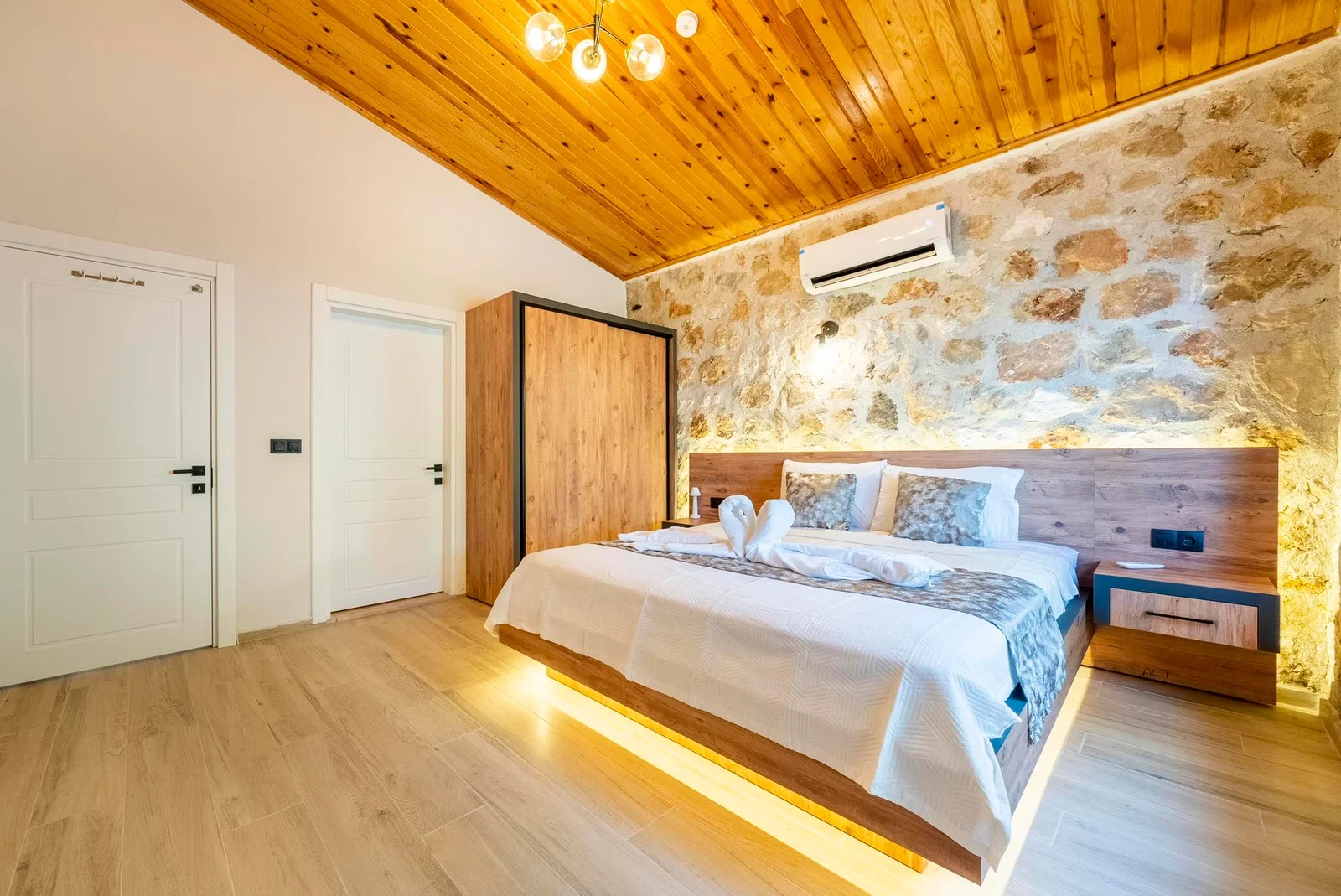 Yeşilköy’de Deniz Manzaralı, Özel Havuzlu, 4 Kişilik, Kiralık Villa
