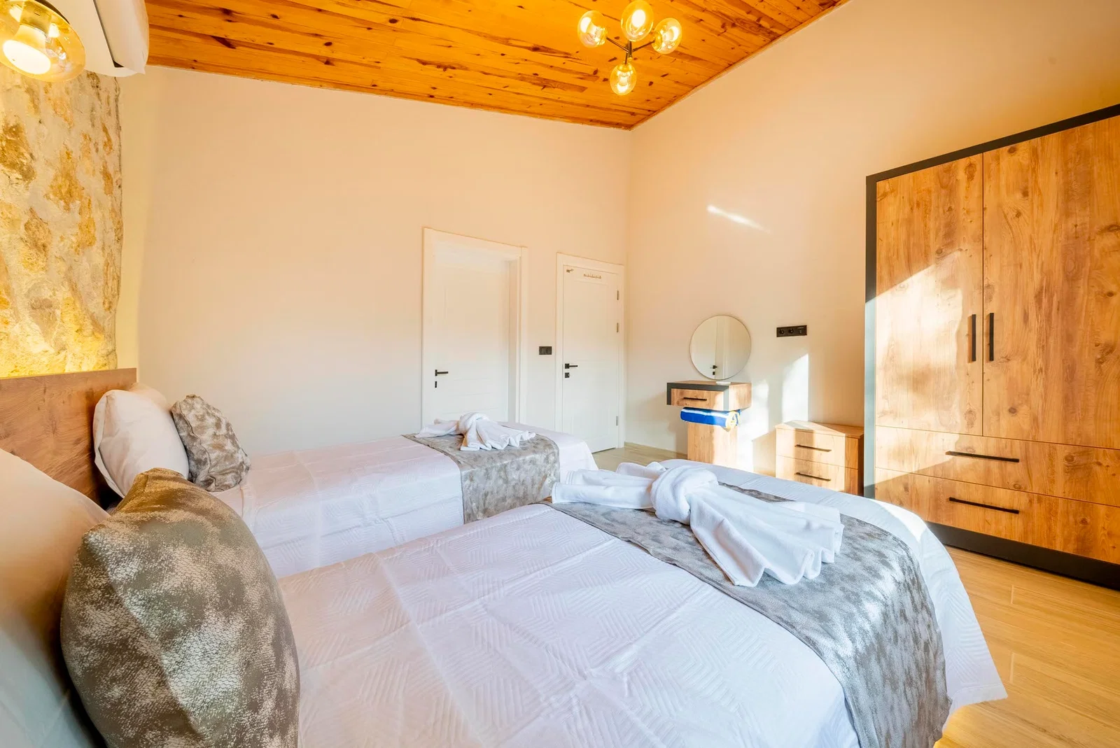 Yeşilköy’de Deniz Manzaralı, Özel Havuzlu, 4 Kişilik, Kiralık Villa