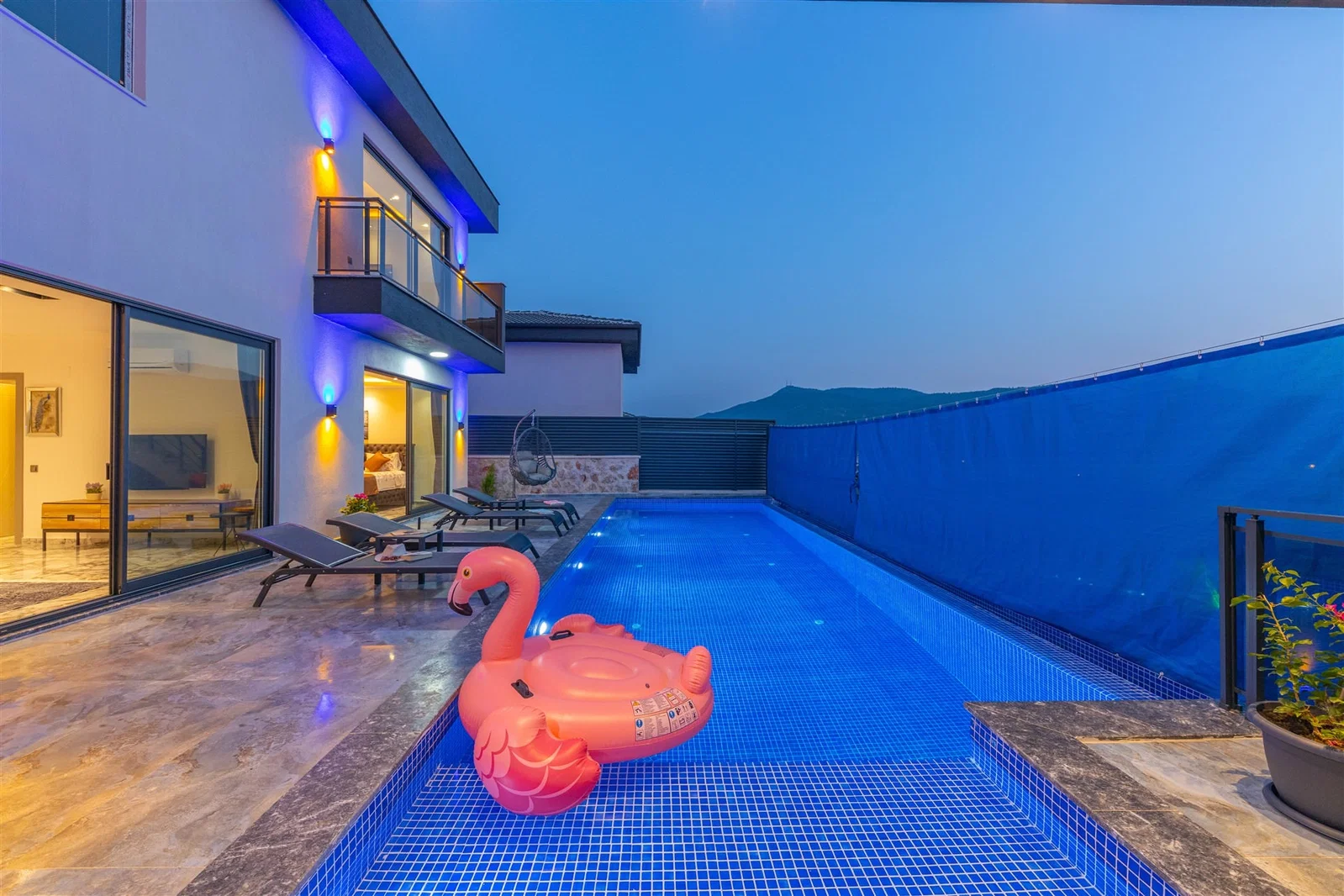 Yeşilköy’de Balayı Çiftlerine Uygun, Korunaklı Havuzlu, 6 Kişilik, Lüks Villa
