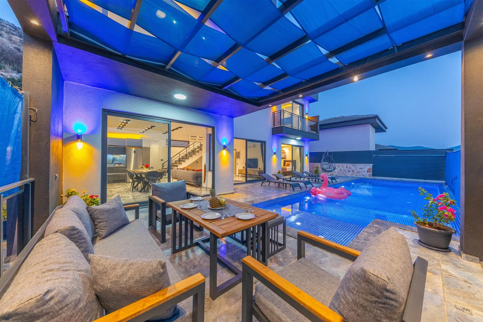 Yeşilköy’de Balayı Çiftlerine Uygun, Korunaklı Havuzlu, 6 Kişilik, Lüks Villa