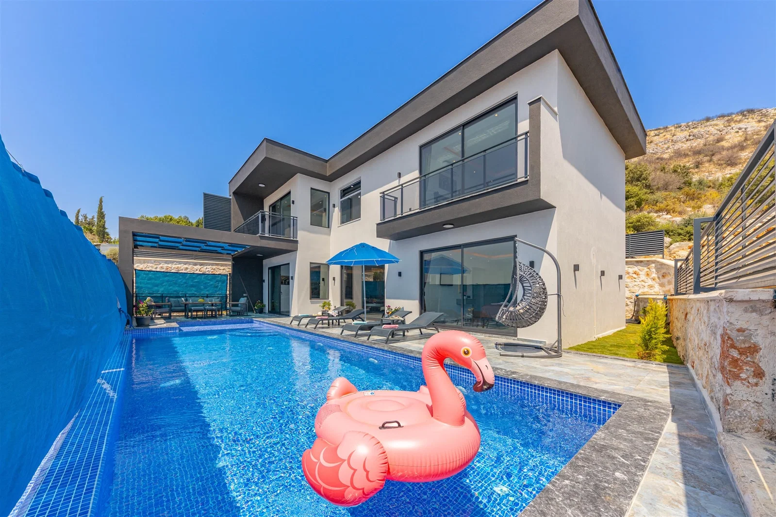 Yeşilköy’de Balayı Çiftlerine Uygun, Korunaklı Havuzlu, 6 Kişilik, Lüks Villa