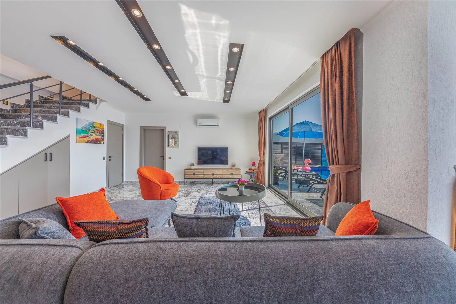 Yeşilköy’de Balayı Çiftlerine Uygun, Korunaklı Havuzlu, 6 Kişilik, Lüks Villa