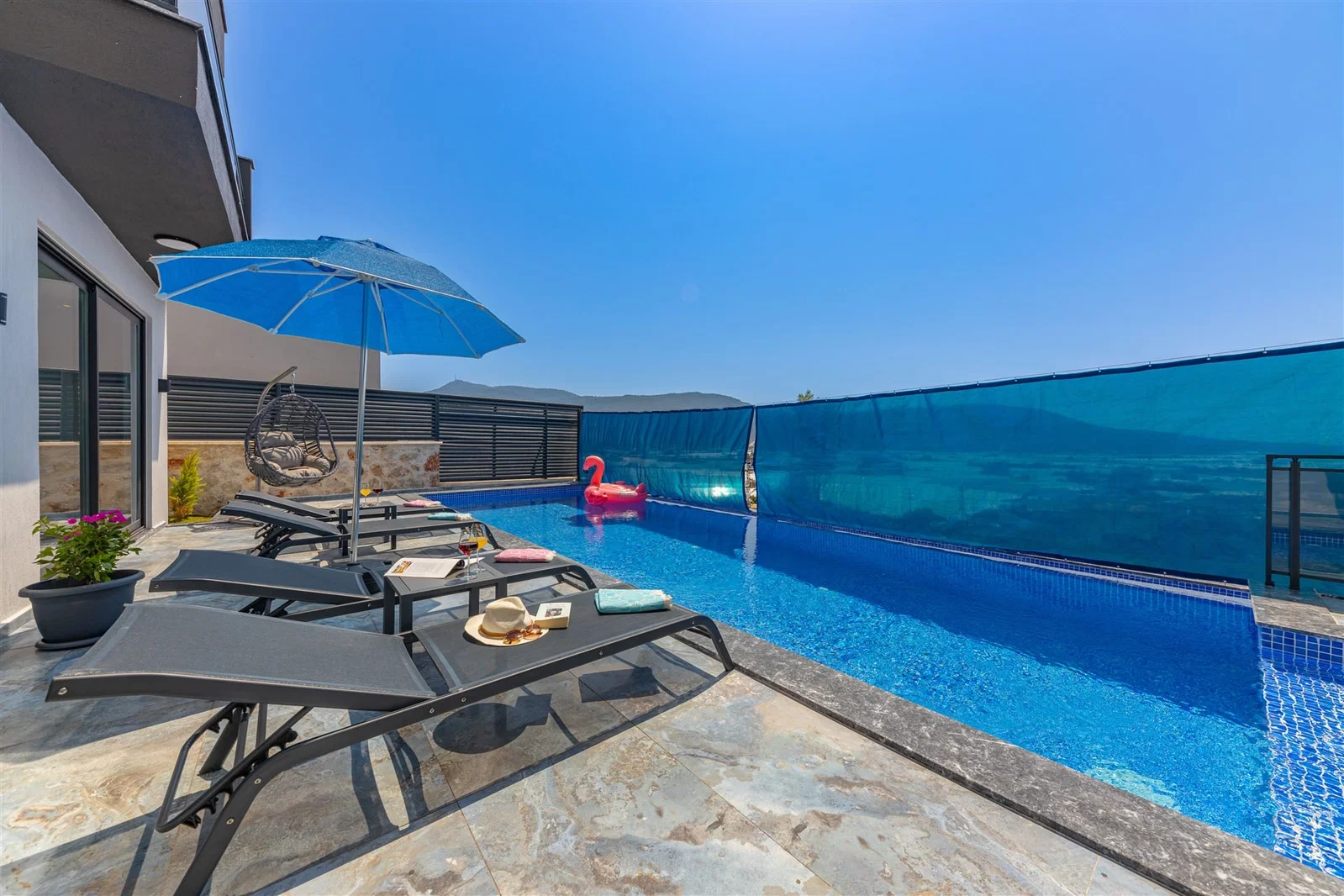 Yeşilköy’de Balayı Çiftlerine Uygun, Korunaklı Havuzlu, 6 Kişilik, Lüks Villa