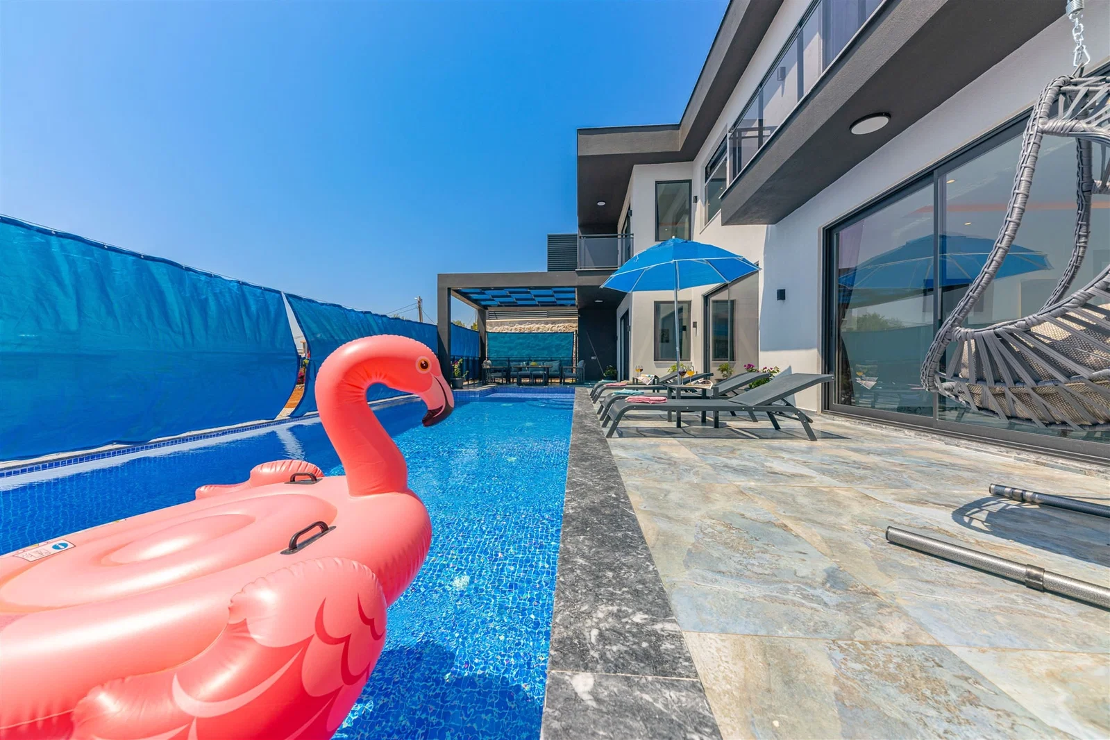 Yeşilköy’de Balayı Çiftlerine Uygun, Korunaklı Havuzlu, 6 Kişilik, Lüks Villa