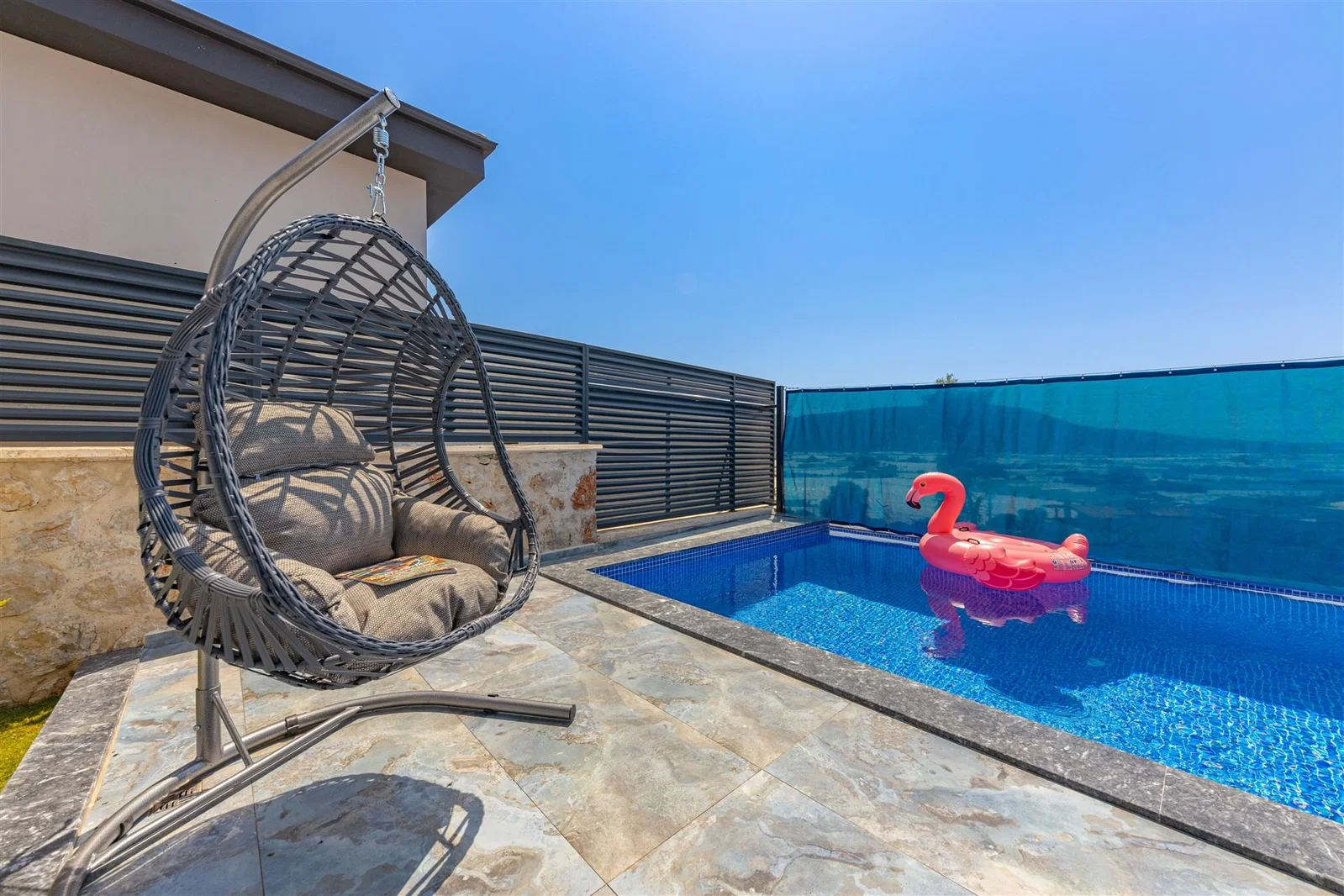 Yeşilköy’de Balayı Çiftlerine Uygun, Korunaklı Havuzlu, 6 Kişilik, Lüks Villa