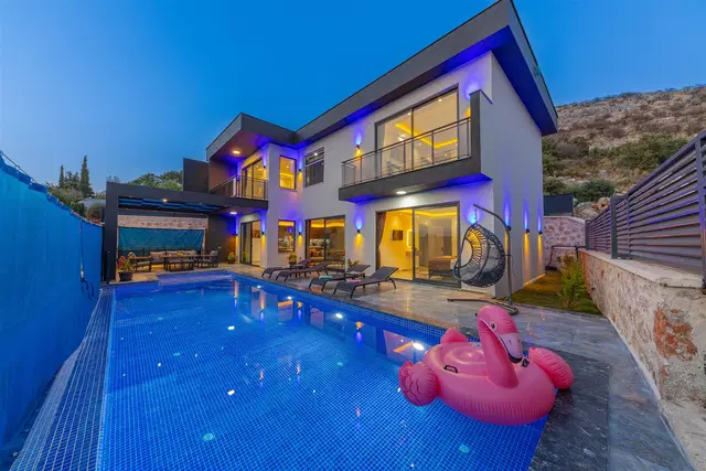 Yeşilköy’de Balayı Çiftlerine Uygun, Korunaklı Havuzlu, 6 Kişilik, Lüks Villa