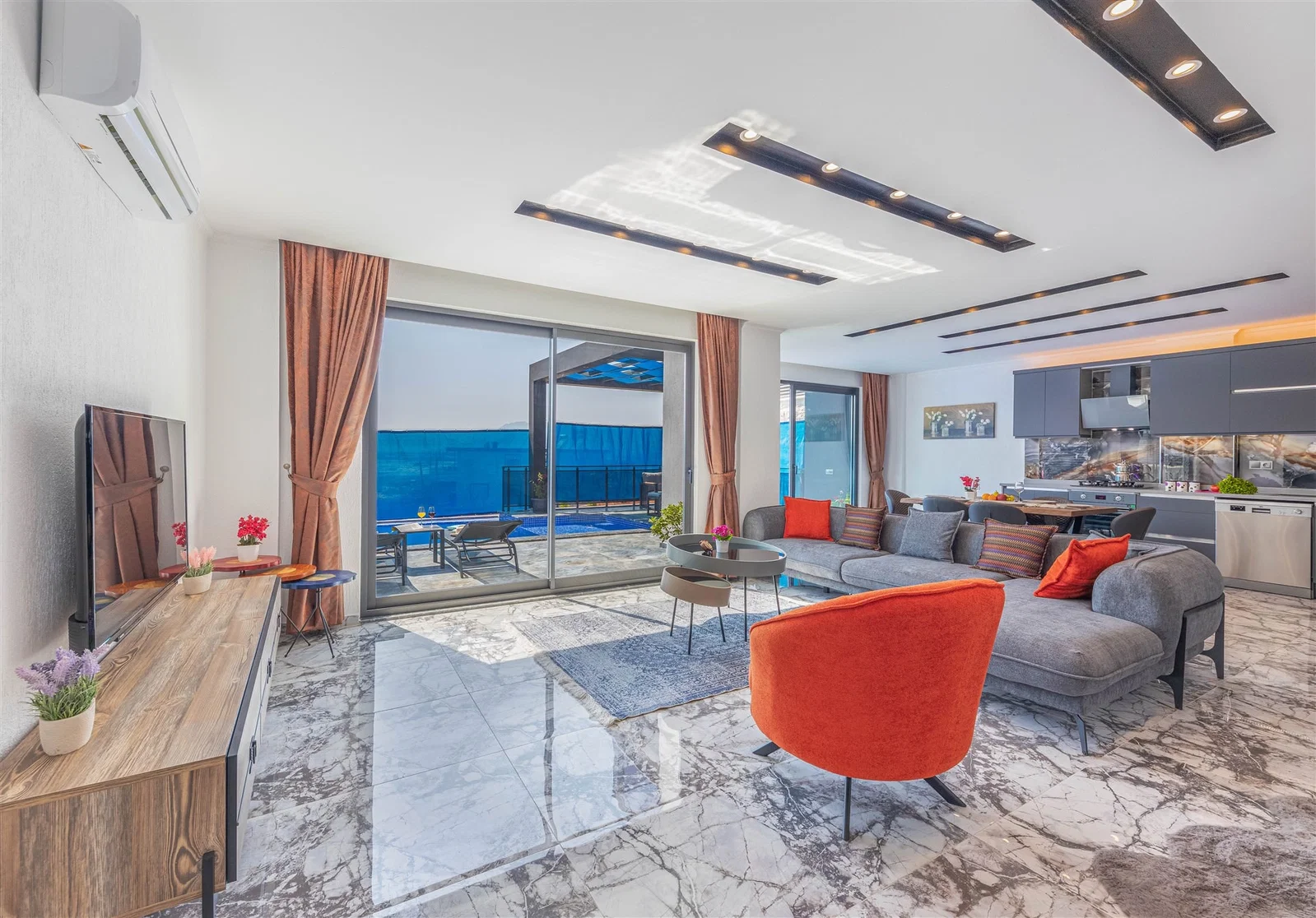 Yeşilköy’de Balayı Çiftlerine Uygun, Korunaklı Havuzlu, 6 Kişilik, Lüks Villa