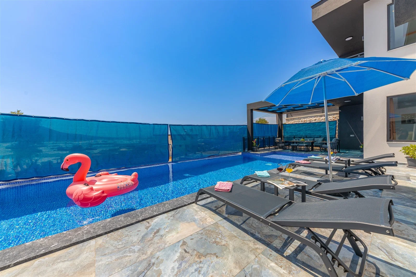 Yeşilköy’de Balayı Çiftlerine Uygun, Korunaklı Havuzlu, 6 Kişilik, Ekonomik Villa