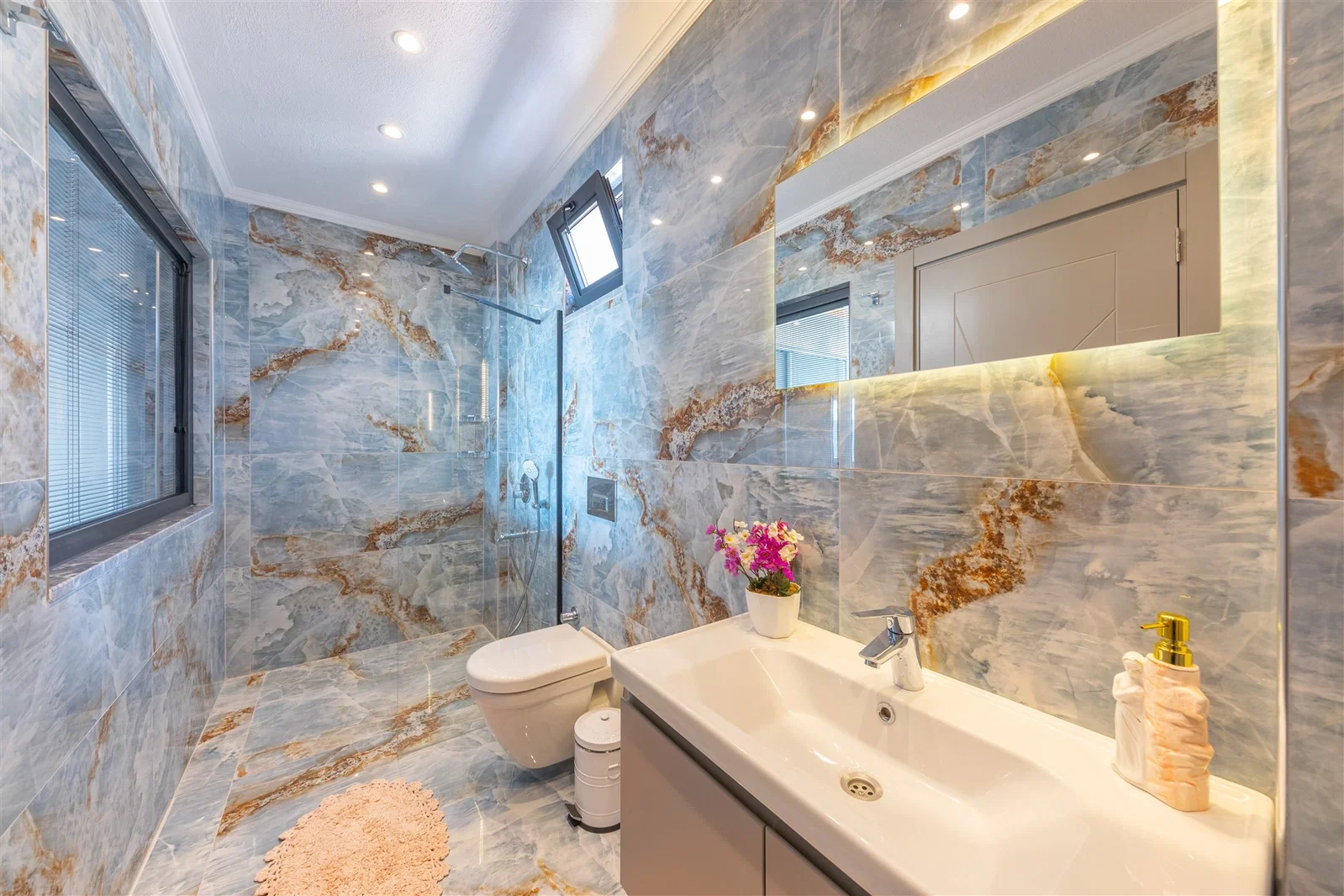 Yeşilköy’de Balayı Çiftlerine Uygun, Korunaklı Havuzlu, 6 Kişilik, Ekonomik Villa