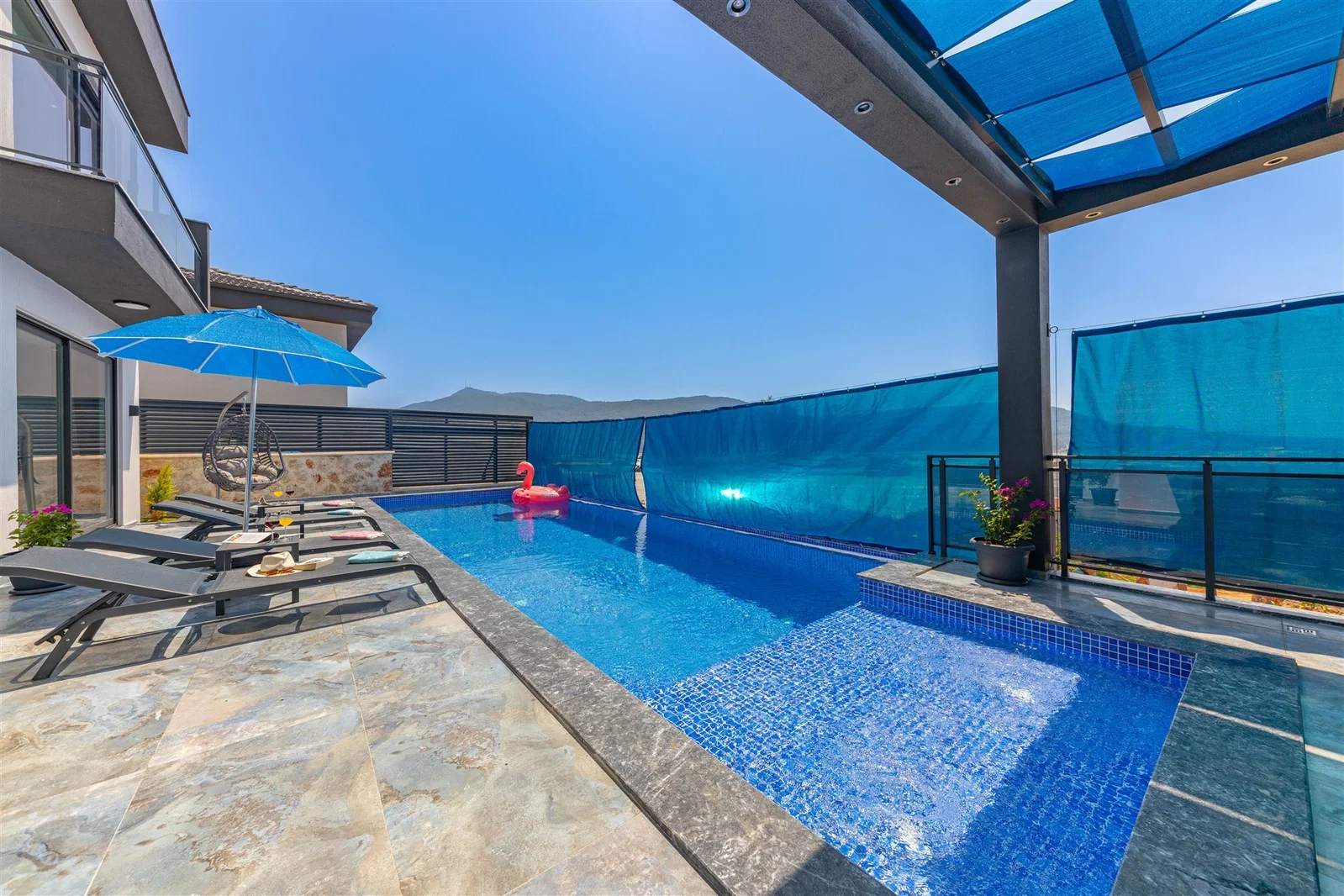Yeşilköy’de Balayı Çiftlerine Uygun, Korunaklı Havuzlu, 6 Kişilik, Ekonomik Villa