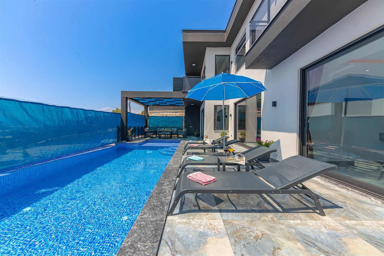 Yeşilköy’de Balayı Çiftlerine Uygun, Korunaklı Havuzlu, 6 Kişilik, Ekonomik Villa