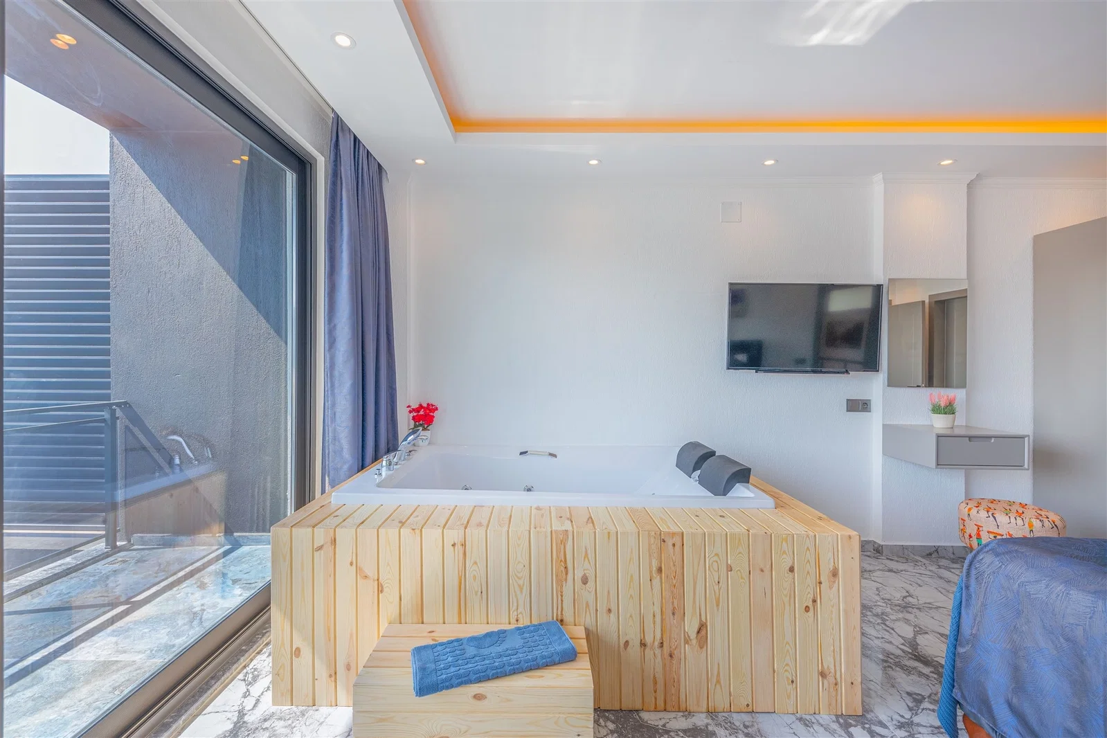 Yeşilköy’de Balayı Çiftlerine Uygun, Korunaklı Havuzlu, 6 Kişilik, Ekonomik Villa