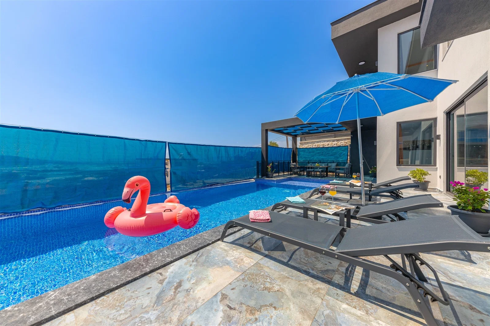 Yeşilköy’de Balayı Çiftlerine Uygun, Korunaklı Havuzlu, 6 Kişilik, Ekonomik Villa