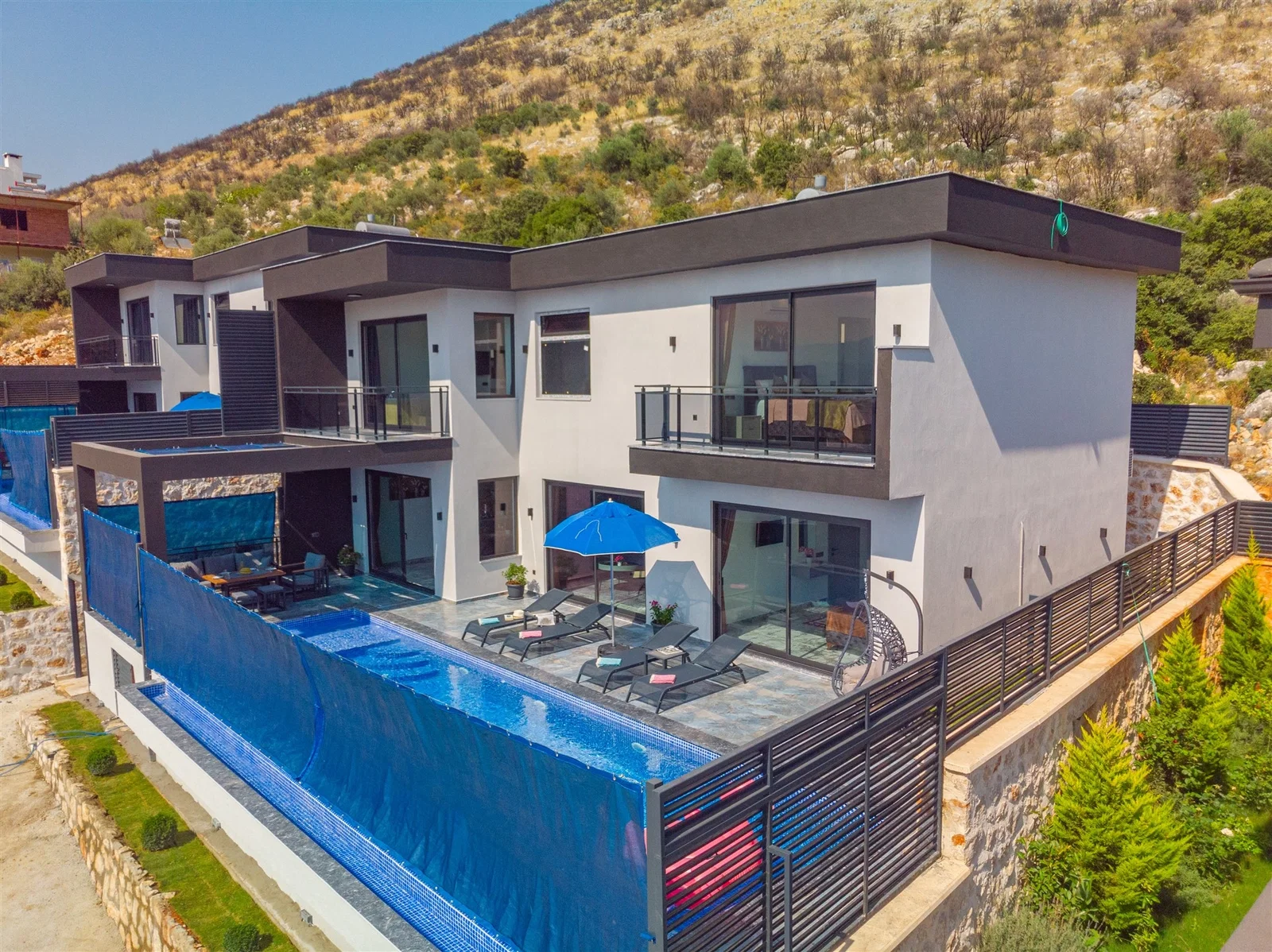 Yeşilköy’de Balayı Çiftlerine Uygun, Korunaklı Havuzlu, 6 Kişilik, Ekonomik Villa