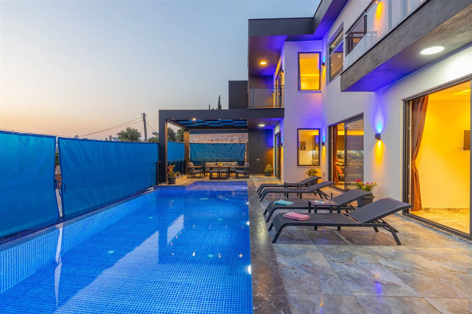 Yeşilköy’de Balayı Çiftlerine Uygun, Korunaklı Havuzlu, 6 Kişilik, Ekonomik Villa
