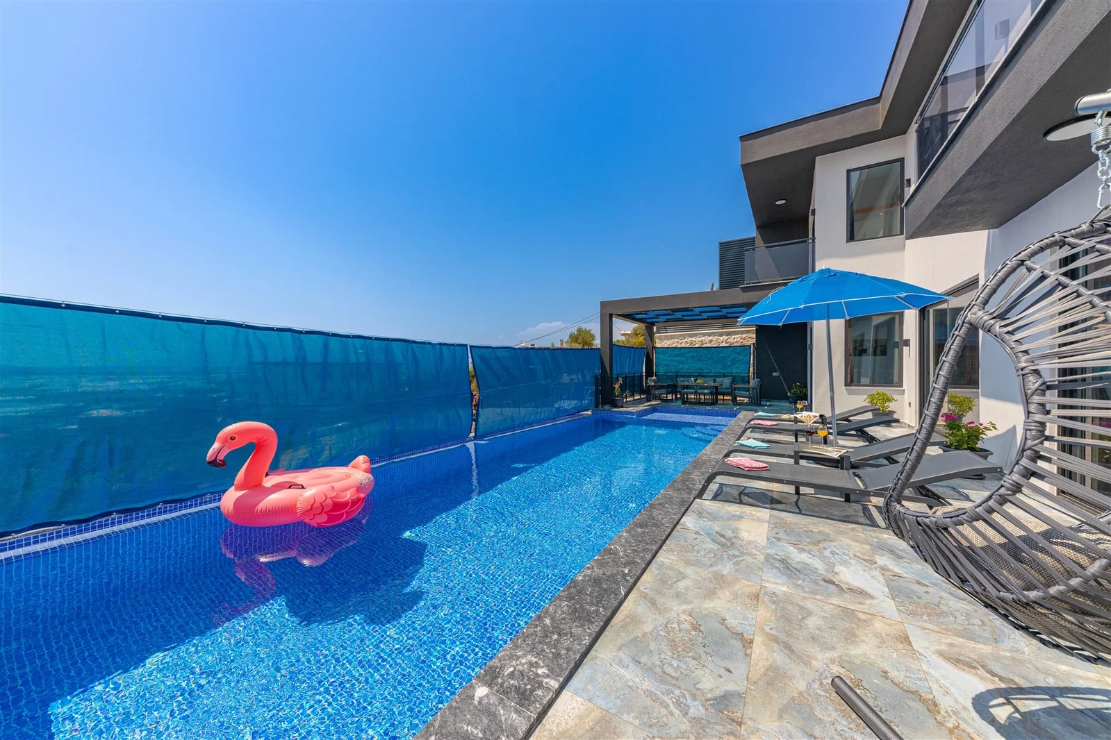 Yeşilköy’de Balayı Çiftlerine Uygun, Korunaklı Havuzlu, 6 Kişilik, Ekonomik Villa