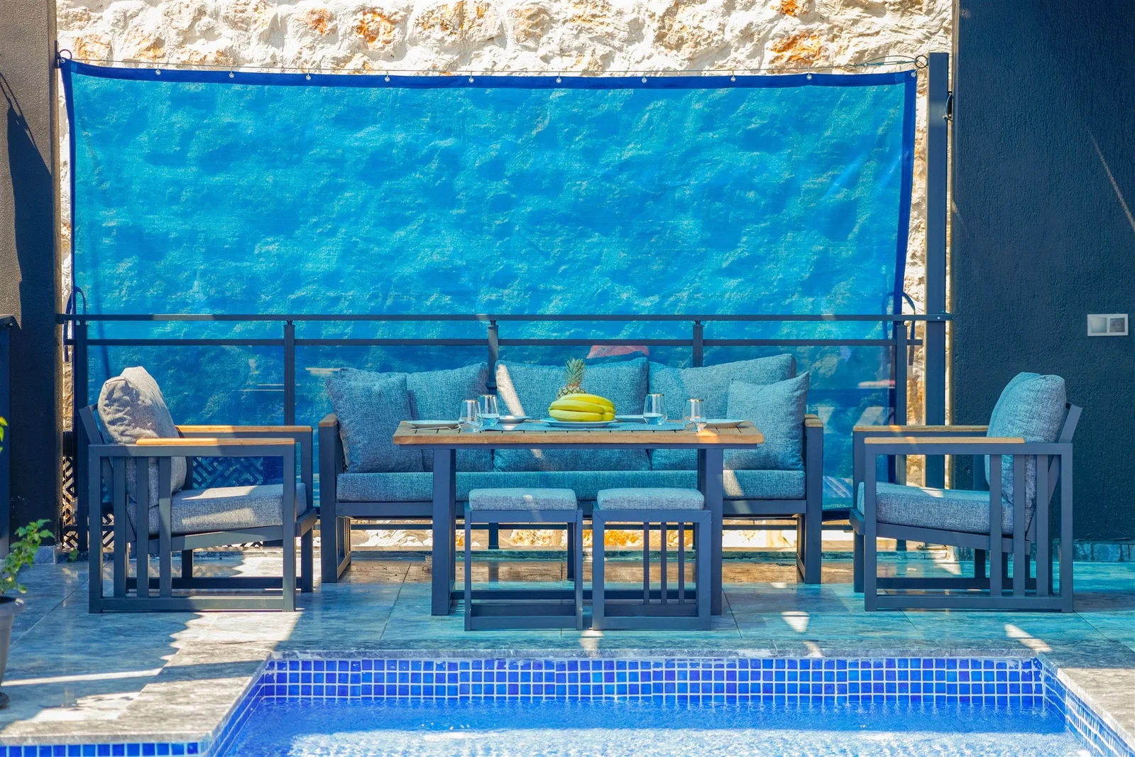 Yeşilköy’de Balayı Çiftlerine Uygun, Korunaklı Havuzlu, 6 Kişilik, Ekonomik Villa
