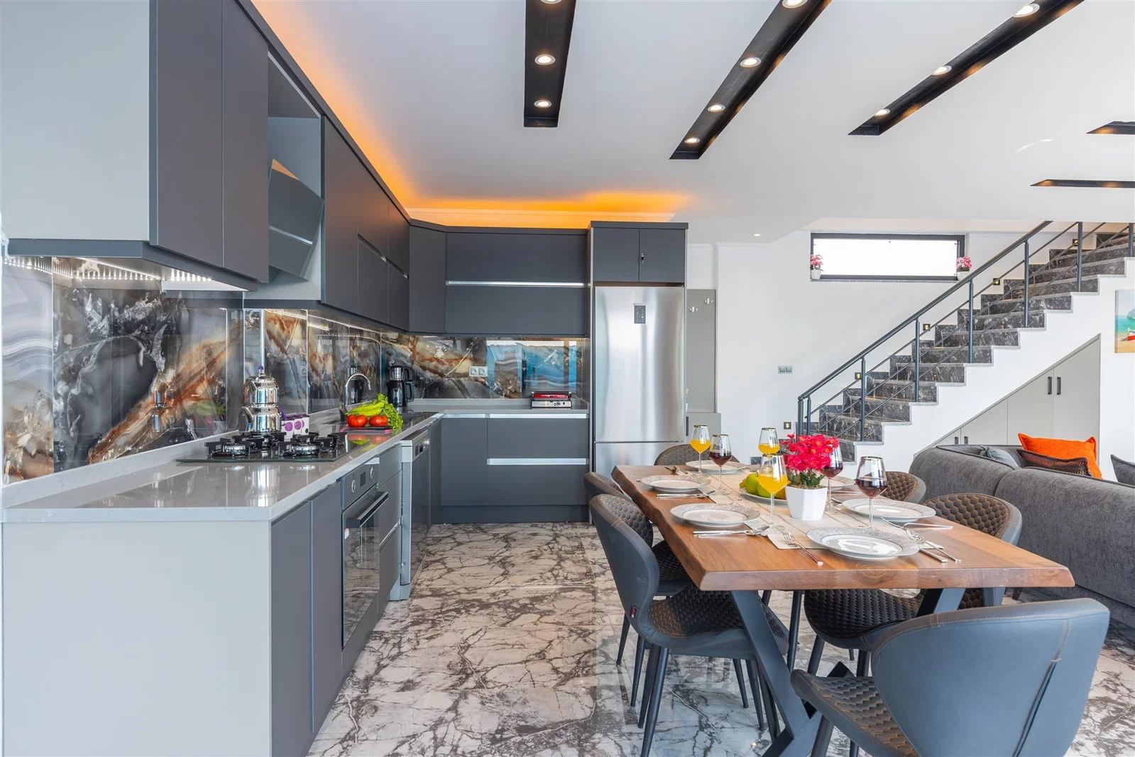 Yeşilköy’de Balayı Çiftlerine Uygun, Korunaklı Havuzlu, 6 Kişilik, Ekonomik Villa