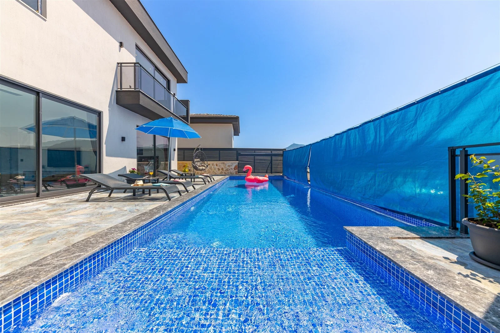 Yeşilköy’de Balayı Çiftlerine Uygun, Korunaklı Havuzlu, 6 Kişilik, Ekonomik Villa