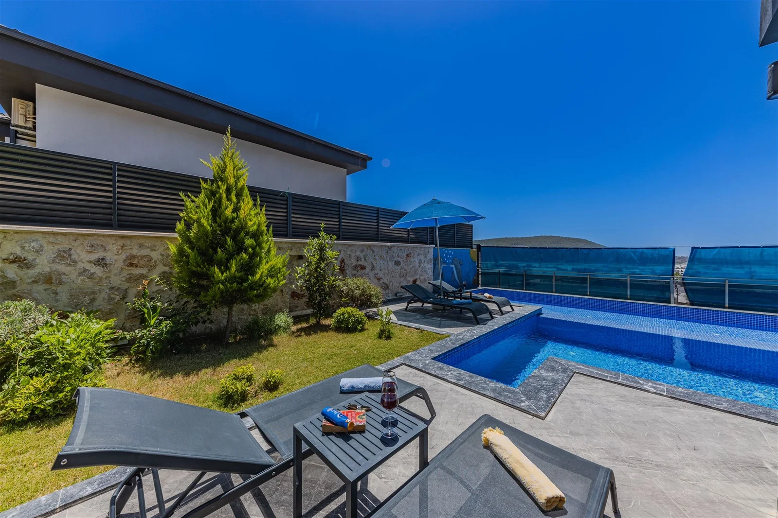 Yeşilköy’de Korunaklı, Çocuk Havuzlu, 4 Kişilik, Ekonomik Villa