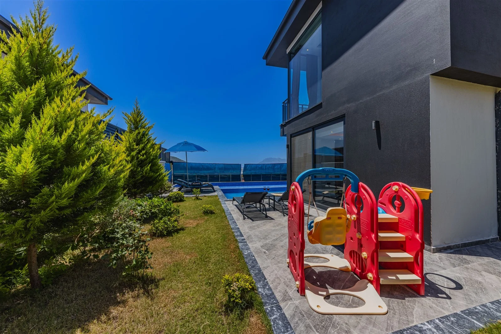 Yeşilköy’de Korunaklı, Çocuk Havuzlu, 4 Kişilik, Ekonomik Villa