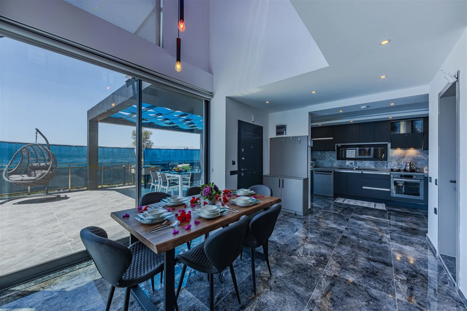 Yeşilköy’de Korunaklı, Çocuk Havuzlu, 4 Kişilik, Ekonomik Villa