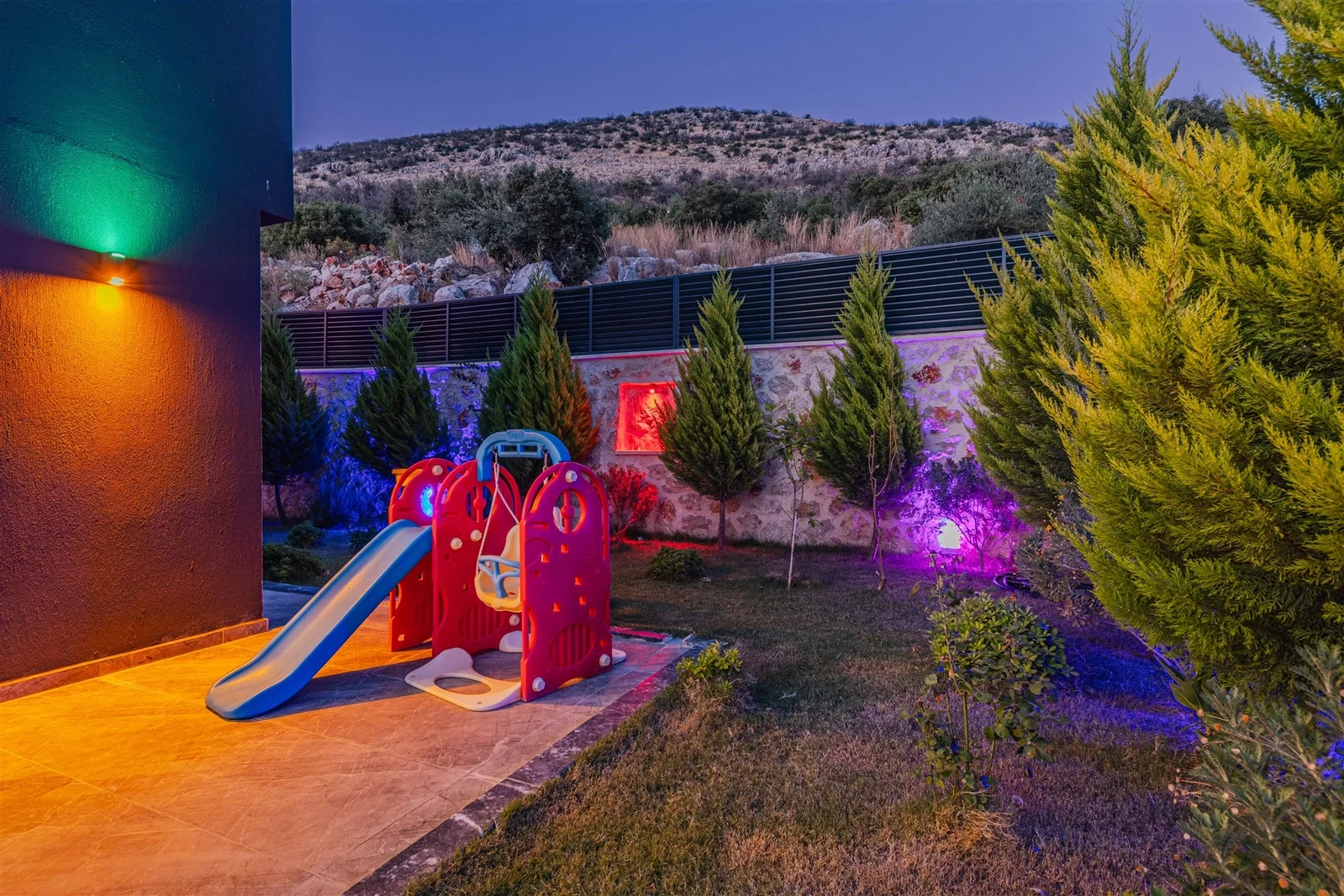 Yeşilköy’de Korunaklı, Çocuk Havuzlu, 4 Kişilik, Ekonomik Villa
