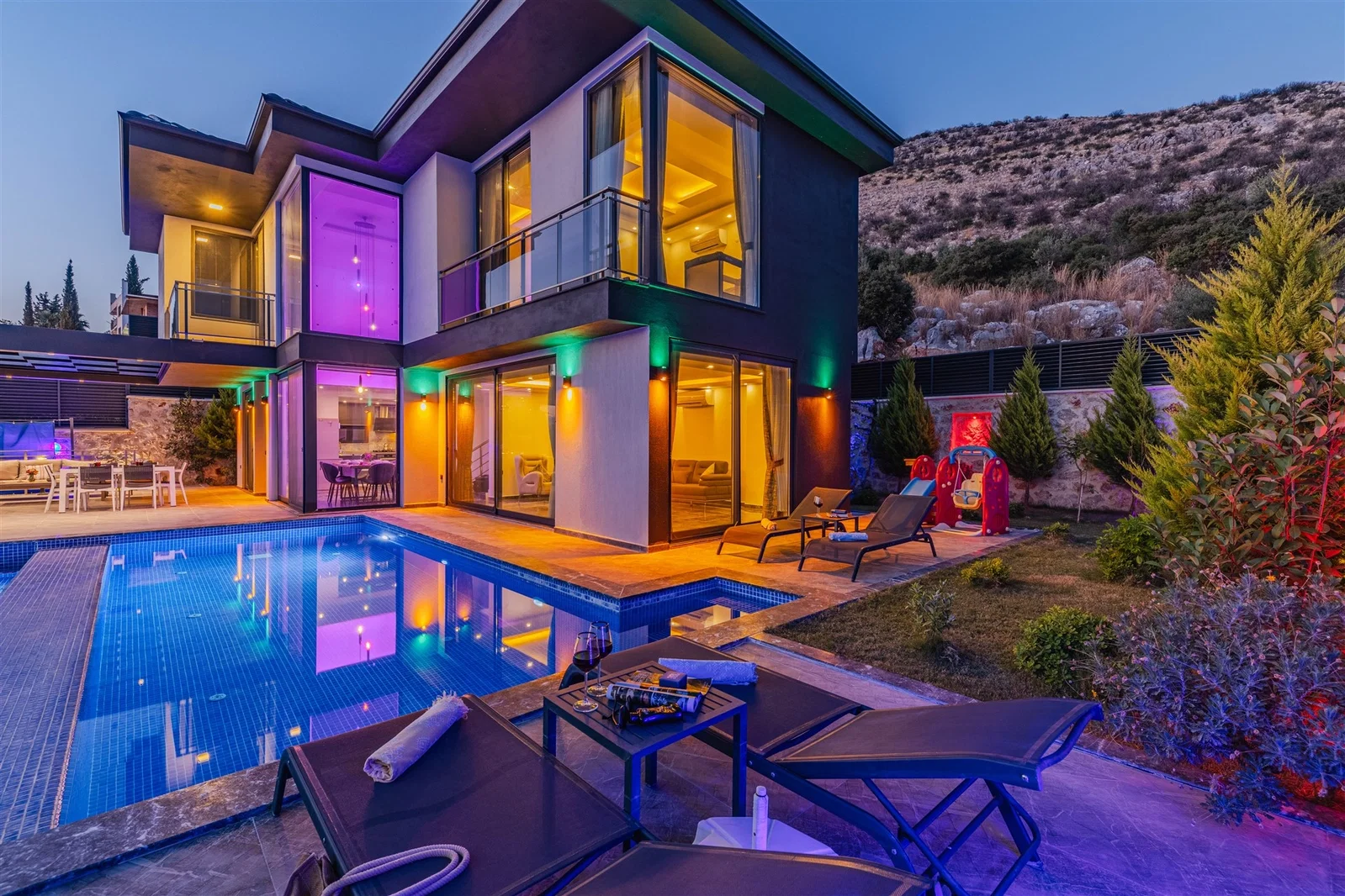 Yeşilköy’de Korunaklı, Çocuk Havuzlu, 4 Kişilik, Ekonomik Villa